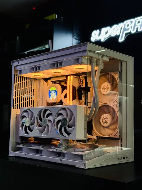 PC compacto branco em gabinete Lian Li Mini V2 Flow montado pela SuperFast