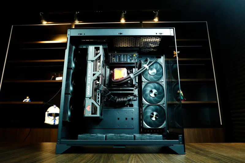 Estação de IA com RTX 5090 em gabinete Thermaltake preto montada pela SuperFast
