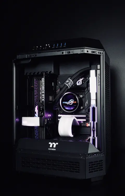 PC preto em gabinete Thermaltake The Tower 600 montado pela SuperFast