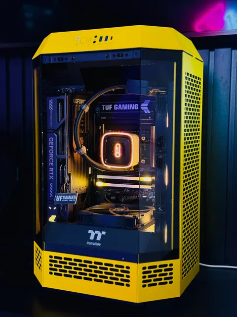 PC gamer amarelo em gabinete Thermaltake The Tower 600, montado pela SuperFast